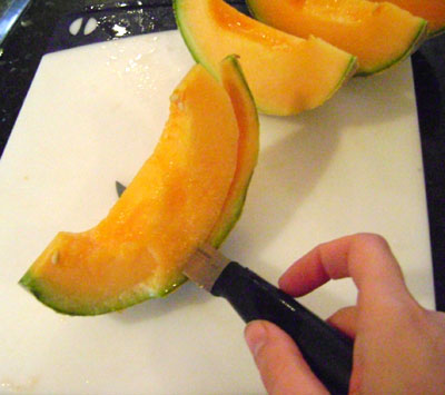 Cut off the peel from the cantaloupe slices