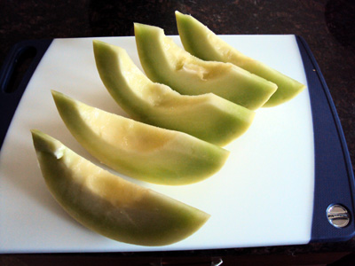 how to cut a melon - melon slices