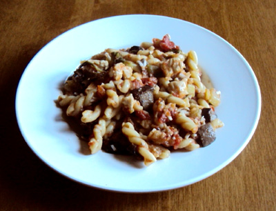 pasta with zuccini mushrooms chicken tomato sauce and cheese