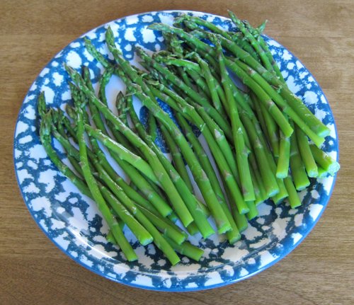 steamed asparagus on a plate
