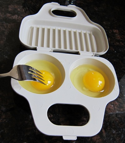 using microwave egg poacher - step 2