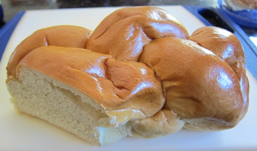 slicing challah