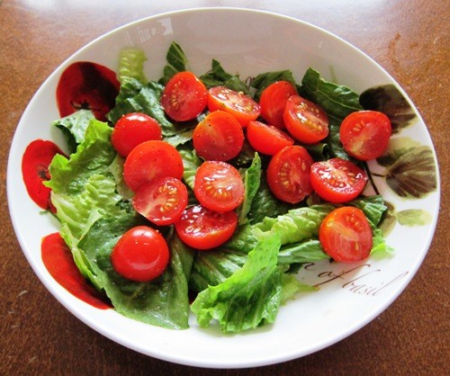 simple salad with lettuce leaves and tomatoes