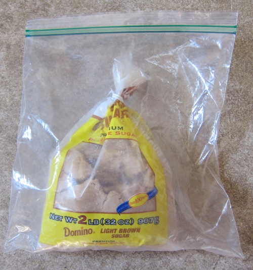 storing brown sugar in a plastic ziploc bag