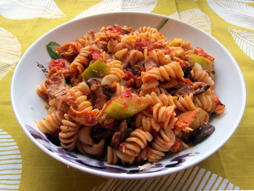 pasta with shredded chicken, shiitaki mushrooms and zuchini