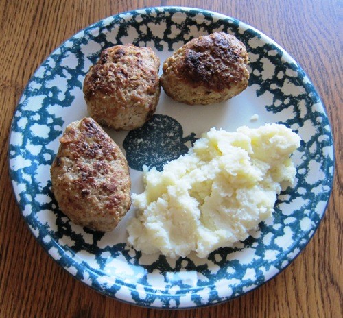 russian meat patties kotlety with mashed potatoes