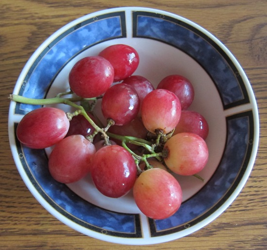 red globe grapes in a bowl