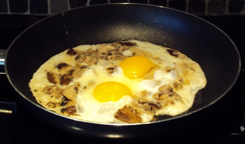 sunny side up eggs with mushrooms