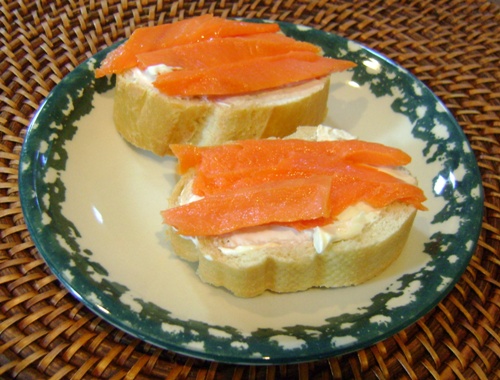 smoked salmon and cream cheese sandwich