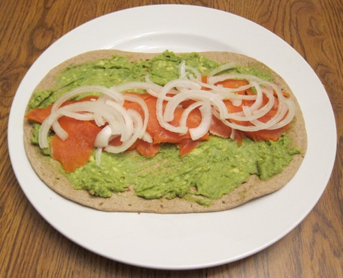 how to make a wrap with smoke salmon and avocado