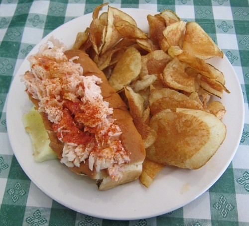 picture of a lobster roll