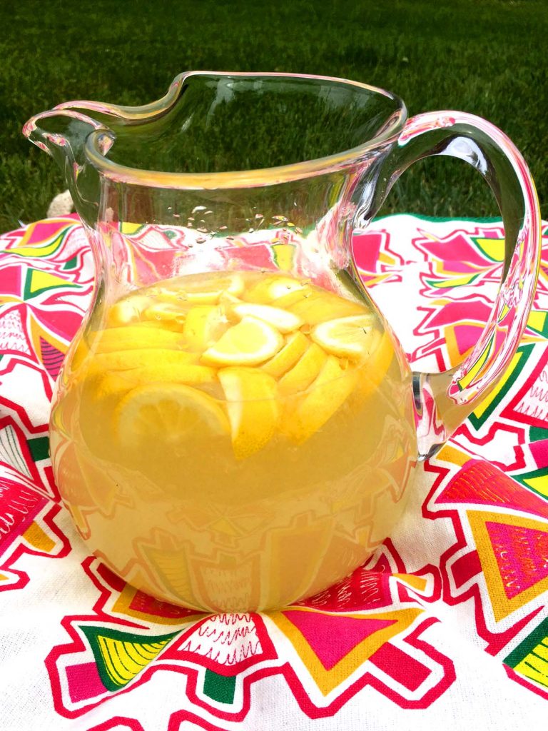 Best Ever Homemade Freshly Squeezed Lemonade Recipe