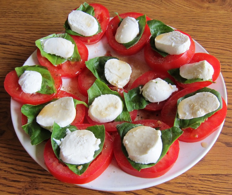 Caprese Salad Recipe With Tomato, Basil and Mozarella