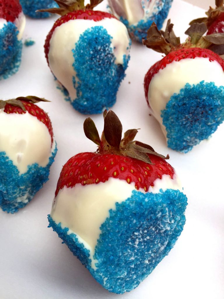 Red White and Blue Chocolate Covered Strawberries – Patriotic Dessert Recipe!
