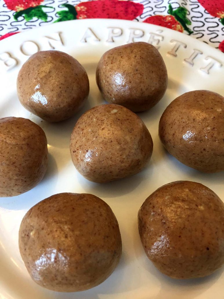 Paleo Peanut Butter Balls : No Bake Keto Chocolate Peanut Butter Balls (Paleo, Vegan ... - Remove the peanut butter protein balls from the freezer and using two forks, dip each ball in the melted chocolate until completely covered.