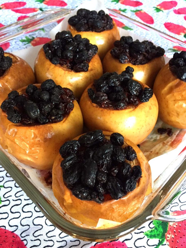 Healthy Baked Apples Stuffed With Raisins And Cinnamon – No Sugar Added!