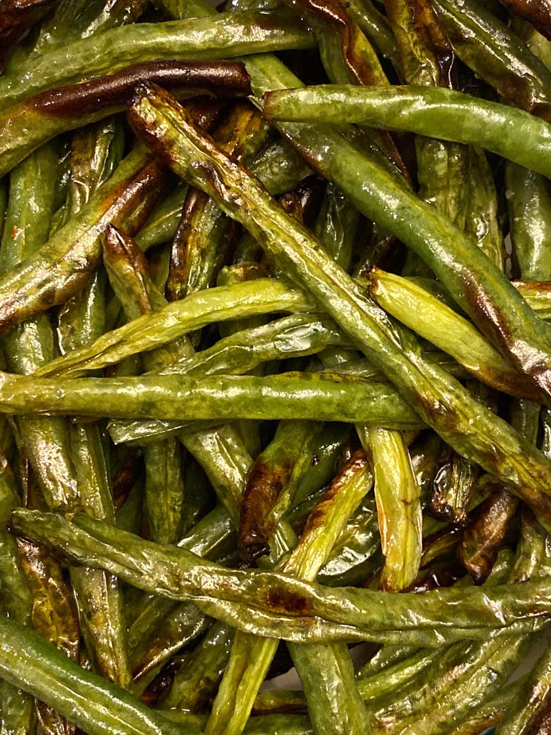 close up of air fryer green beans