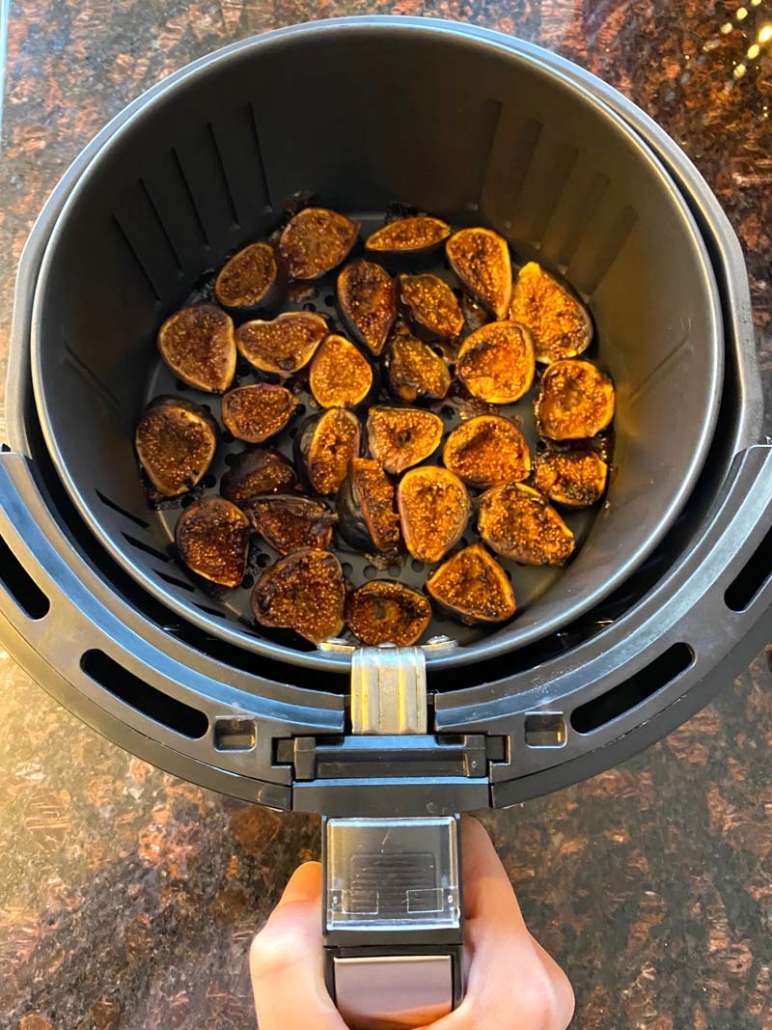 roasted figs in an air fryer basket 
