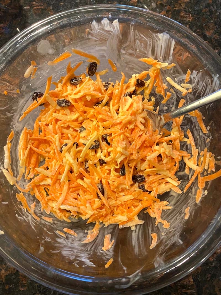 How to make carrot raisin salad