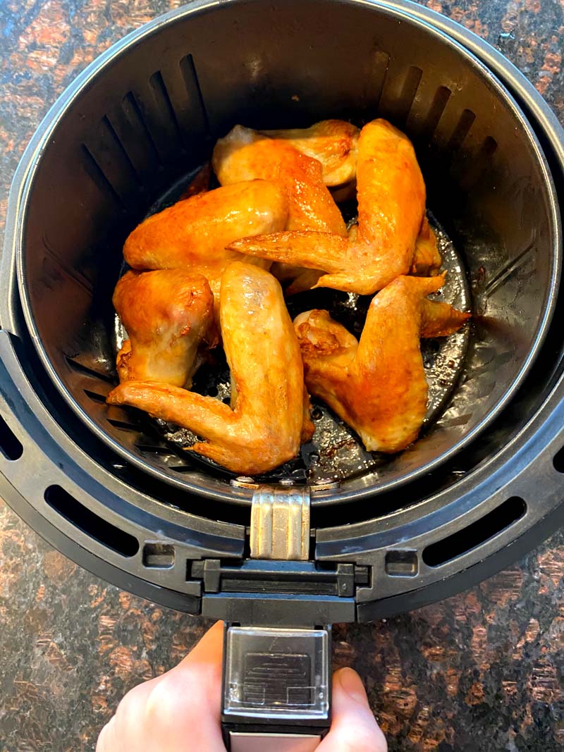 The air fryer wings in a basket