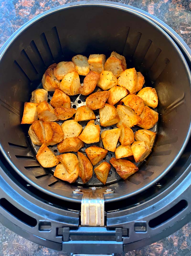 The cooked potatoes in the air fryer