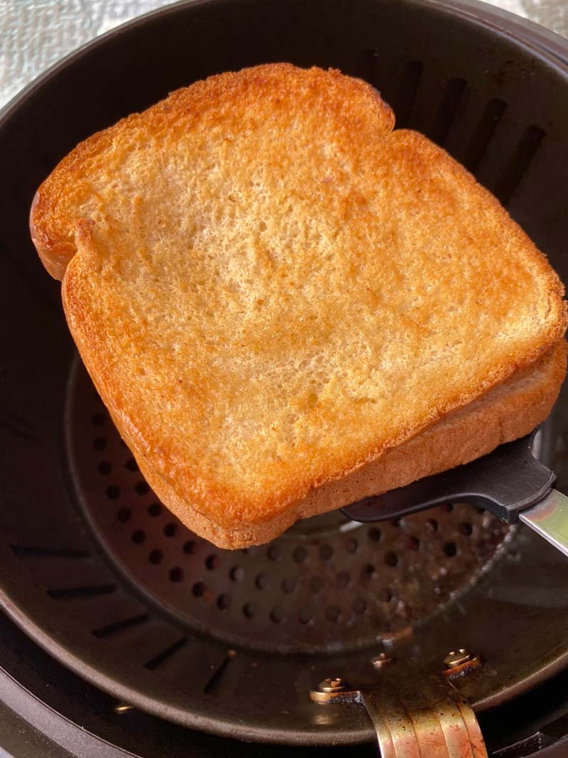 https://www.melaniecooks.com/wp-content/uploads/2020/08/air_fryer_grilled_cheese_how_to_make.jpg