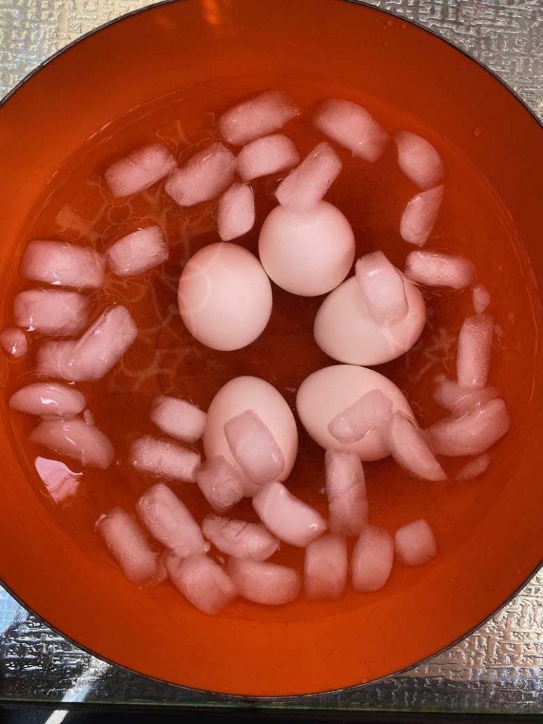 soaking cooked hard boiled eggs in ice water 