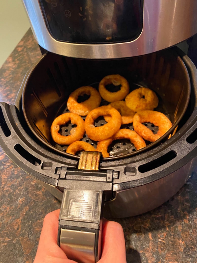 baking onion rings in air fryer basket 