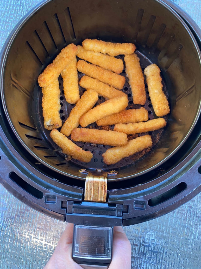 cooking fish sticks in an air fryer 