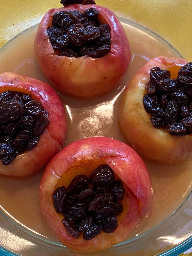 4 apples stuffed with cinnamon, butter and raisins 