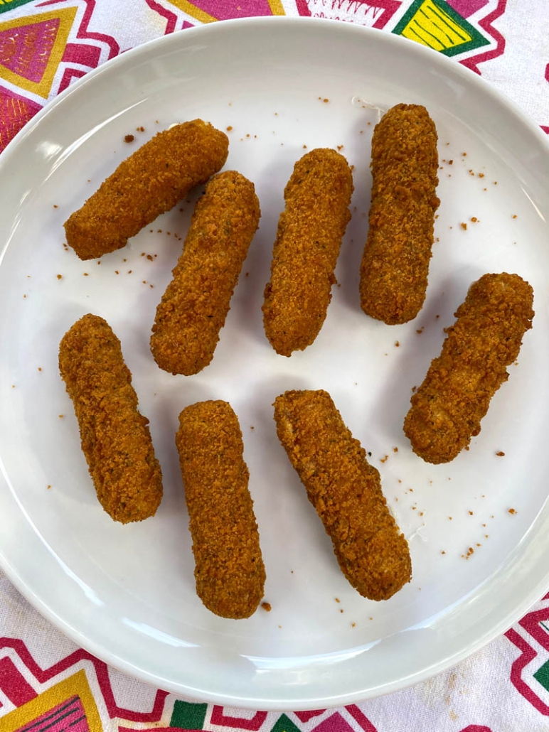 mozzarella sticks air fryer appetizer