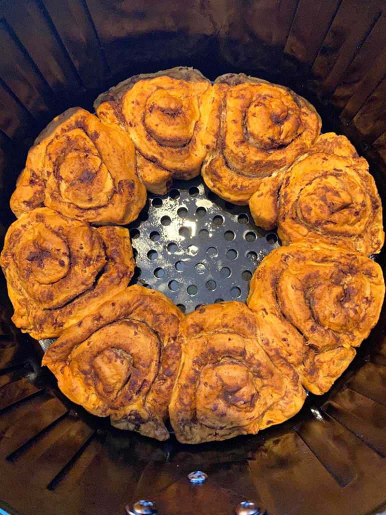 cinnamon rolls ring cake in air fryer