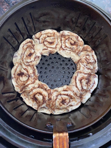 making cinnamon rolls cake in air fryer
