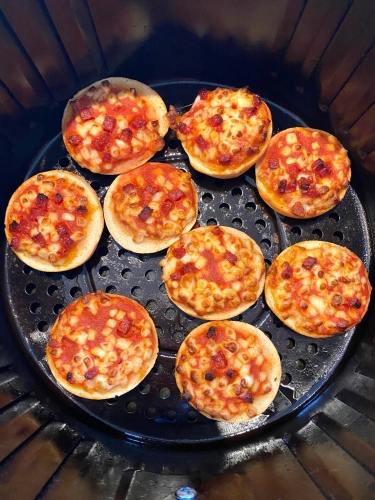 Air Fryer Frozen Pizza Bagel Bites