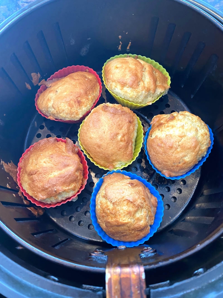 6 muffins cooked inside the air fryer basket