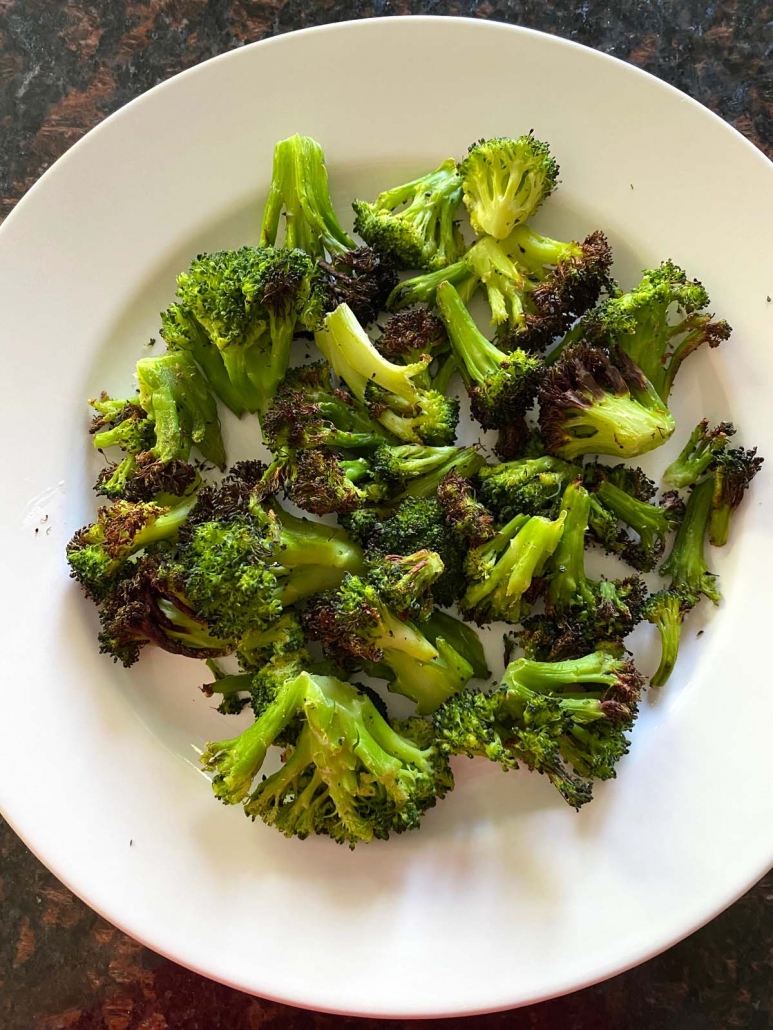 plate of cooked broccoli