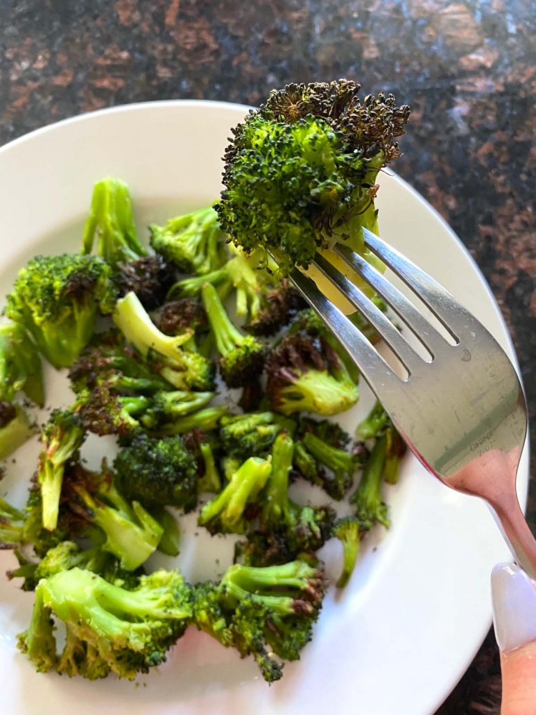 plate of cooked broccoli
