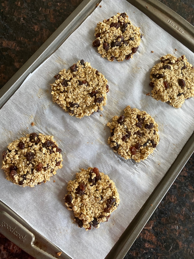 apoatmeal raisin cookies made with applesauce