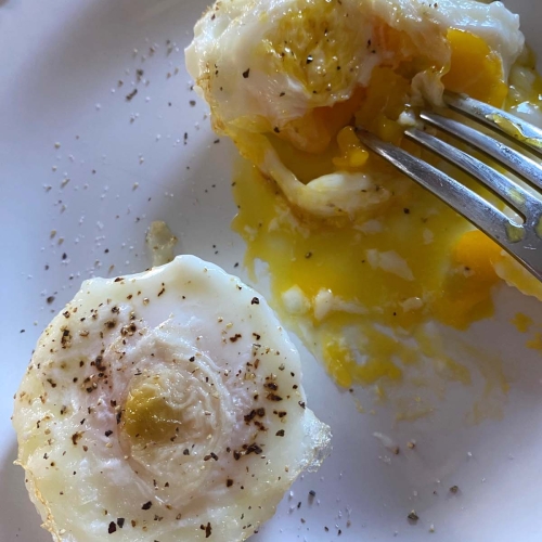 https://www.melaniecooks.com/wp-content/uploads/2023/02/Air-Fryer-Poached-Eggs-7-500x500.jpg