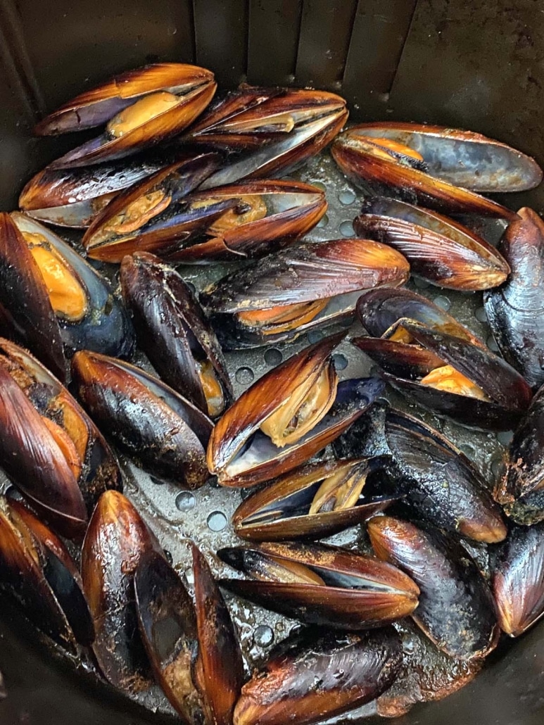 mussels in air fryer basket