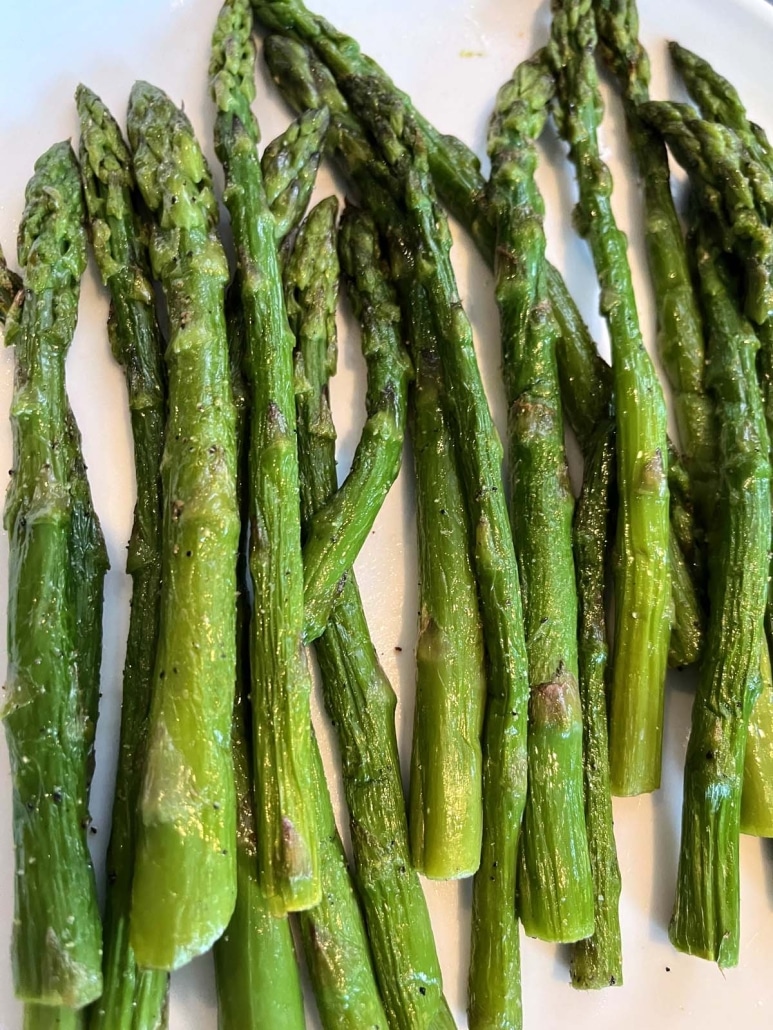cooked asparagus topped with seasonings