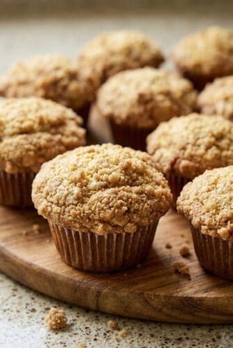 Homemade Banana Crumb Muffins – Soft, Sweet & Topped with Buttery Crumble Freshly baked banana crumb muffins with a golden brown crumb topping.