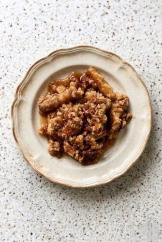 Caramel Apple Crisp – Easy Fall Dessert with Oat Topping Serving of caramel apple crisp with soft cinnamon apples and crumbly oat topping.