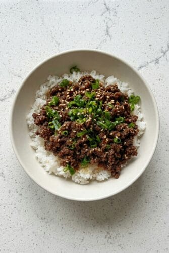 Korean Beef Bowl – Easy 25-Minute Dinner Recipe Korean beef bowl with ground beef over rice, garnished with green onions, featured in this easy 25-minute dinner recipe.