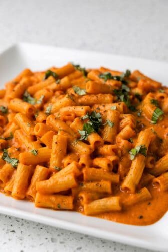 Creamy Red Pepper Pasta – Easy 15 Minute Dinner Recipe Creamy red pepper pasta made with rigatoni in roasted red pepper sauce.