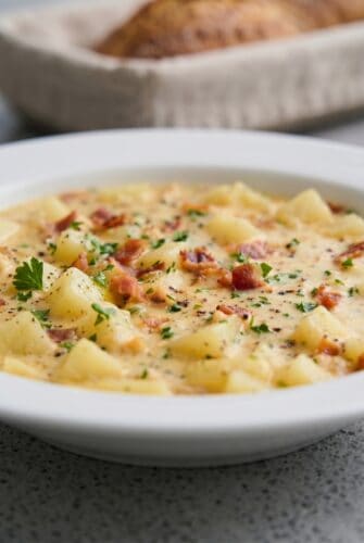 Homemade Clam Chowder Recipe – Warm, Cozy & Packed with Flavor Close-up of creamy clam chowder with tender potatoes, bacon bits, and fresh chives.