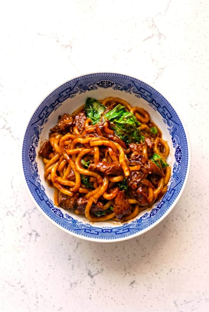Black pepper beef udon with tender beef, chewy noodles, vegetables, and savory pepper sauce.